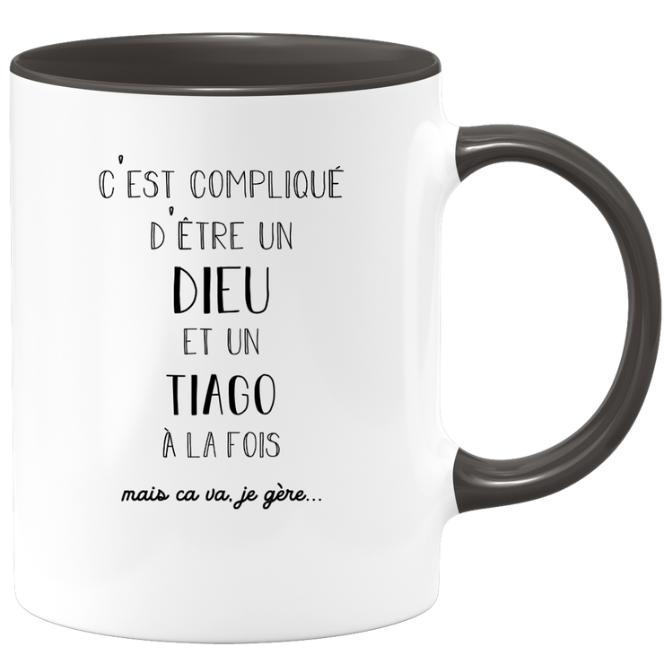 quotedazur - Mug Compliqué D'Être Un Dieu Et Un Tiago Mais Ça Va Je Gère - Cadeau Humour Prénom - Idée Cadeau Famille Saint Valentin - Tasse Prénom Tiago