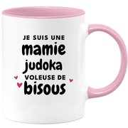 quotedazur - Mug Je Suis Une Mamie Judoka Voleuse De Bisous - Cadeau Fête Des Grand Mères Original - Idée Cadeau Pour Anniversaire Mémé Judo - Cadeau Future Mamy Naissance