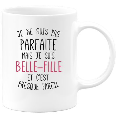 quotedazur - Mug Je Ne Suis Pas Parfaite Mais Je Suis Belle-Fille Et C'est Presque Pareil - Cadeau Humoristique pour Belle-Fille, Anniversaires, Noël