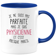 quotedazur - Mug Je Ne Suis Pas Parfaite Mais Je Suis Physicienne Et C'Est Presque Pareil - Cadeau Humour Métier Travail  - Idée Cadeau Physicienne Pot De Départ Cheffe  - Tasse Cadeau Noël
