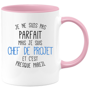 quotedazur - Mug Je Ne Suis Pas Parfait Mais Je Suis Chef De Projet Et C'Est Presque Pareil - Cadeau Humour Métier Travail  - Idée Cadeau Chef De Projet Pot De Départ Chef - Tasse Cadeau Noël
