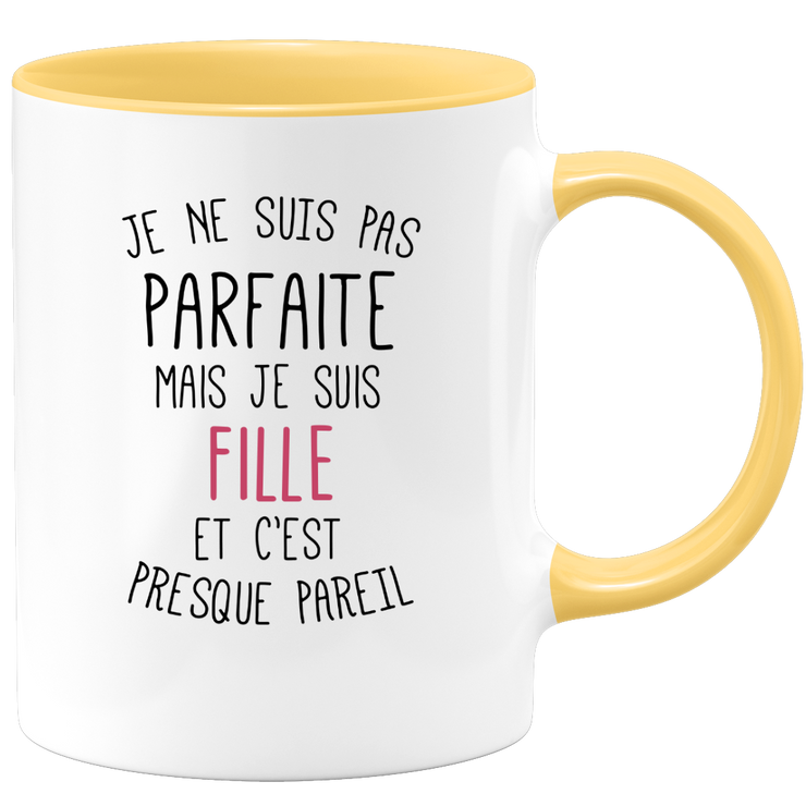 quotedazur - Mug Je Ne Suis Pas Parfaite Mais Je Suis Fille Et C'est Presque Pareil - Cadeau Humoristique pour Anniversaire ou Noël