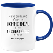 quotedazur - Mug Compliqué D'Être Un Homme Idéal Et Un Technologue  À La Fois Mais Ca Va Je Gère - Cadeau Humour Métier Travail - Idée Cadeau Pot De Départ Chef  - Tasse Cadeau Retraite Noël