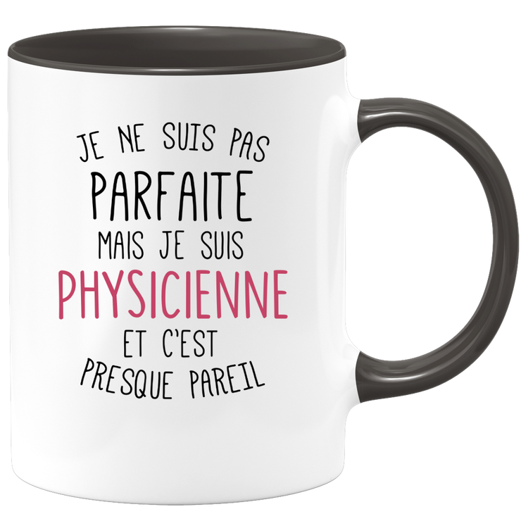 quotedazur - Mug Je Ne Suis Pas Parfaite Mais Je Suis Physicienne Et C'Est Presque Pareil - Cadeau Humour Métier Travail  - Idée Cadeau Physicienne Pot De Départ Cheffe  - Tasse Cadeau Noël