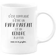quotedazur - Mug C'est Compliqué d'Être un Papa Parfait et un Gendre mais Ça Va Je Gère - Idée Cadeau Humoristique pour Anniversaire, Fête des Pères