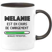 quotedazur - Mug Melanie Est En Cours De Chargement Veuillez Patienter - Cadeau Melanie Prénom Femme Personnalisé - Cadeau Annniversaire Noël Adolescent Collègue