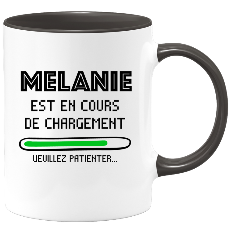 quotedazur - Mug Melanie Est En Cours De Chargement Veuillez Patienter - Cadeau Melanie Prénom Femme Personnalisé - Cadeau Annniversaire Noël Adolescent Collègue
