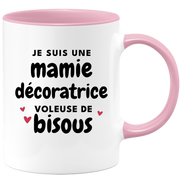 quotedazur - Mug Je Suis Une Mamie Décoratrice Voleuse De Bisous - Cadeau Fête Des Grand Mères Original - Idée Cadeau Pour Anniversaire Mémé Décoration - Cadeau Future Mamy Naissance
