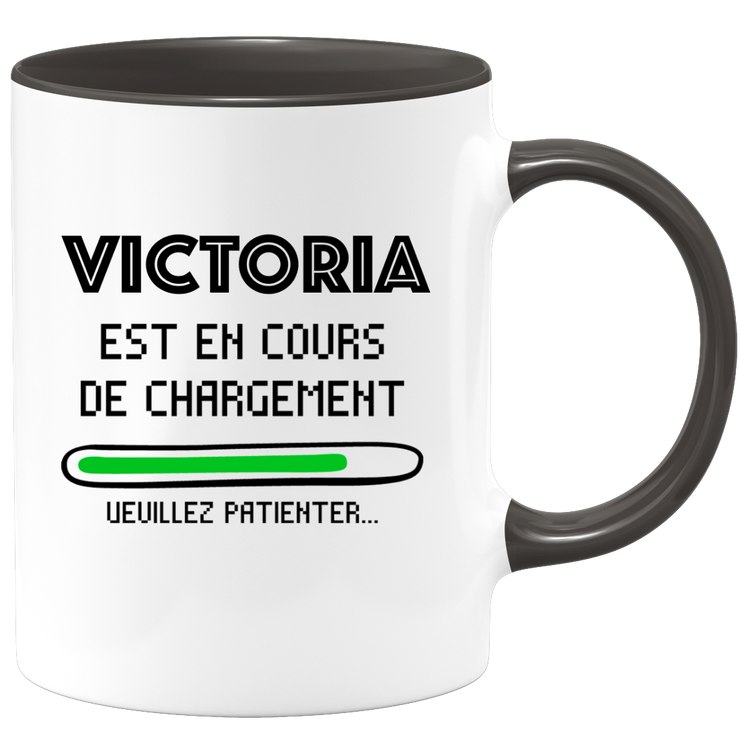 quotedazur - Mug Victoria Est En Cours De Chargement Veuillez Patienter - Cadeau Victoria Prénom Femme Personnalisé - Cadeau Annniversaire Noël Adolescent Collègue