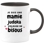 quotedazur - Mug Je Suis Une Mamie Judoka Voleuse De Bisous - Cadeau Fête Des Grand Mères Original - Idée Cadeau Pour Anniversaire Mémé Judo - Cadeau Future Mamy Naissance