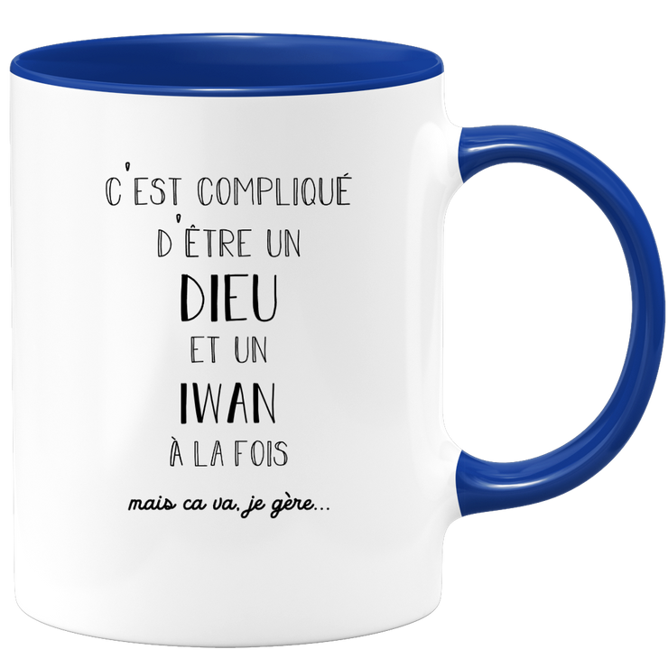 quotedazur - Mug Compliqué D'Être Un Dieu Et Un Iwan Mais Ça Va Je Gère - Cadeau Humour Prénom - Idée Cadeau Famille Saint Valentin - Tasse Prénom Iwan