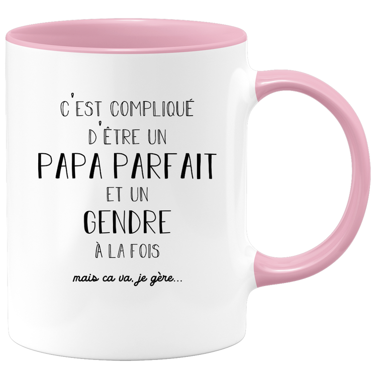 quotedazur - Mug C'est Compliqué d'Être un Papa Parfait et un Gendre mais Ça Va Je Gère - Idée Cadeau Humoristique pour Anniversaire, Fête des Pères