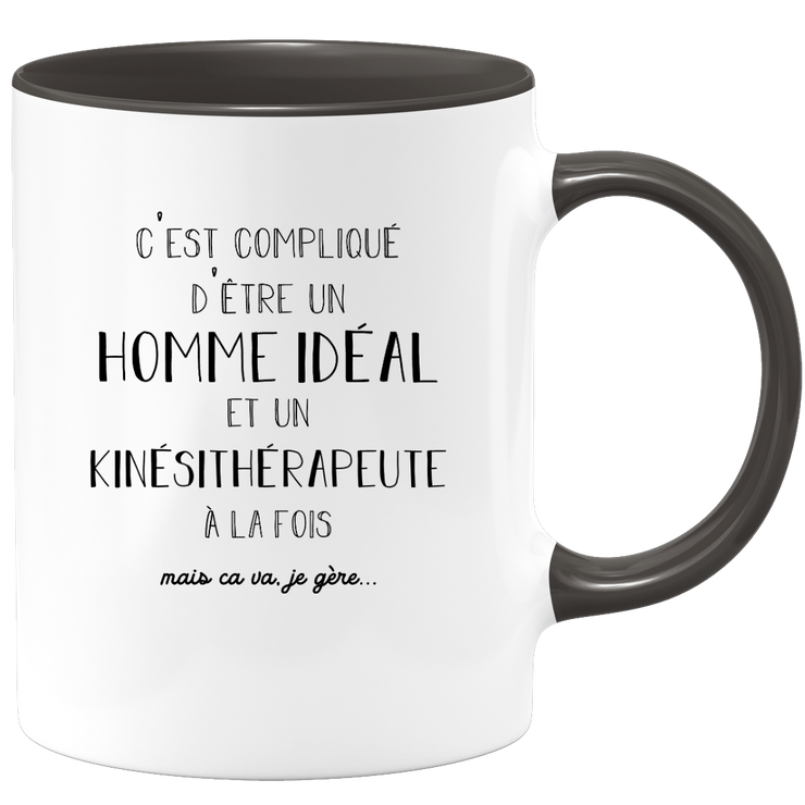 quotedazur - Mug Compliqué D'Être Un Homme Idéal Et Un Kinesitherapeute  À La Fois Mais Ca Va Je Gère - Cadeau Humour Métier Travail - Idée Cadeau Pot De Départ Chef  - Tasse Cadeau Retraite Noël