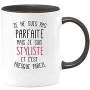 quotedazur - Mug Je Ne Suis Pas Parfaite Mais Je Suis Styliste Et C'est Presque Pareil - Cadeau Humour Métier Travail  - Idée Cadeau Styliste Pot De Départ Cheffe Mutation - Tasse Cadeau Noël Bureau