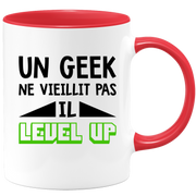 quotedazur - Mug Un Geek Ne Vieillit Pas Il Level Up - Idée Cadeau Gamer Nerd - Humour Adolescent Couple Saint Valentin - Gadget Homme - Anniversaire Frère Meilleur Ami