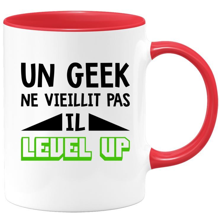 quotedazur - Mug Un Geek Ne Vieillit Pas Il Level Up - Idée Cadeau Gamer Nerd - Humour Adolescent Couple Saint Valentin - Gadget Homme - Anniversaire Frère Meilleur Ami