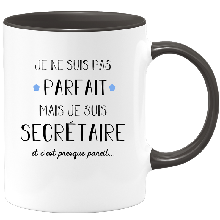 quotedazur - Mug Je Ne Suis Pas Parfait Mais Je Suis Secretaire  - Cadeau Humour Métier Travail - Idée Cadeau Pot De Départ Chef Mutation - Tasse Cadeau Retraite Noël Au Bureau