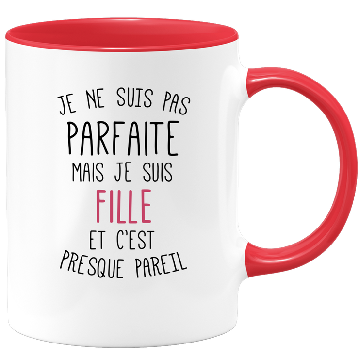 quotedazur - Mug Je Ne Suis Pas Parfaite Mais Je Suis Fille Et C'est Presque Pareil - Cadeau Humoristique pour Anniversaire ou Noël