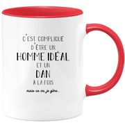 quotedazur - Mug Compliqué D'Être Un Homme Idéal Et Un Dan Mais Ça Va Je Gère - Cadeau Humour Prénom - Idée Cadeau Famille Saint Valentin - Tasse Prénom Dan