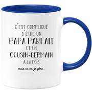 quotedazur - Mug C'est Compliqué D'Être Un Papa Parfait Et Un Cousin Germain Mais Ça Va Je Gère - Idée Cadeau Famille, Anniversaire, Noël
