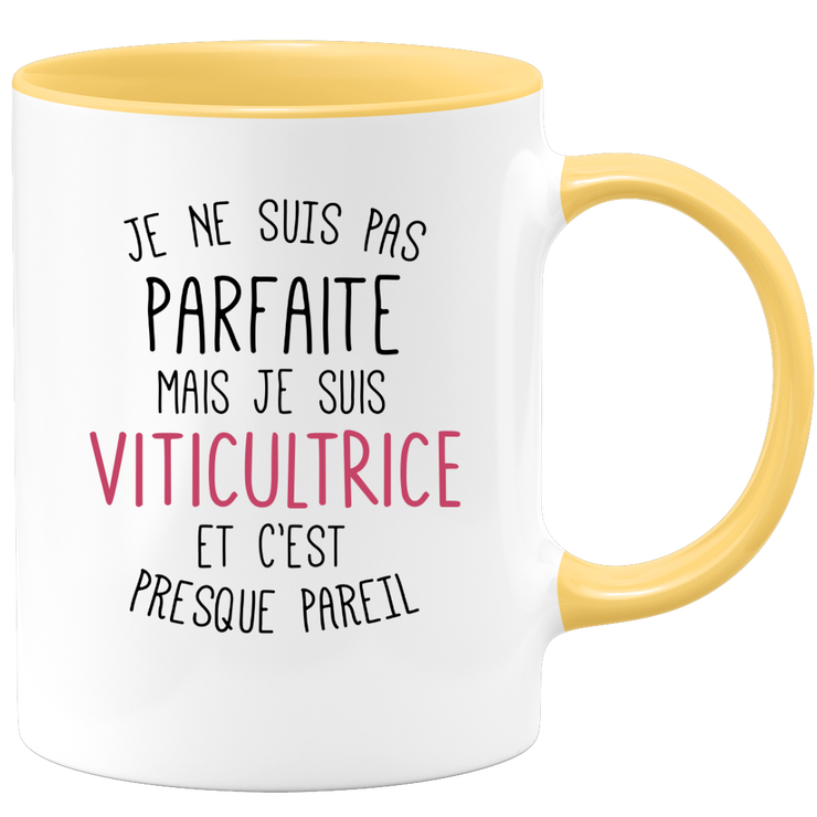 quotedazur - Mug Je Ne Suis Pas Parfaite Mais Je Suis Viticultrice Et C'Est Presque Pareil - Cadeau Humour Métier Travail  - Idée Cadeau Viticultrice Pot De Départ Cheffe  - Tasse Cadeau Noël