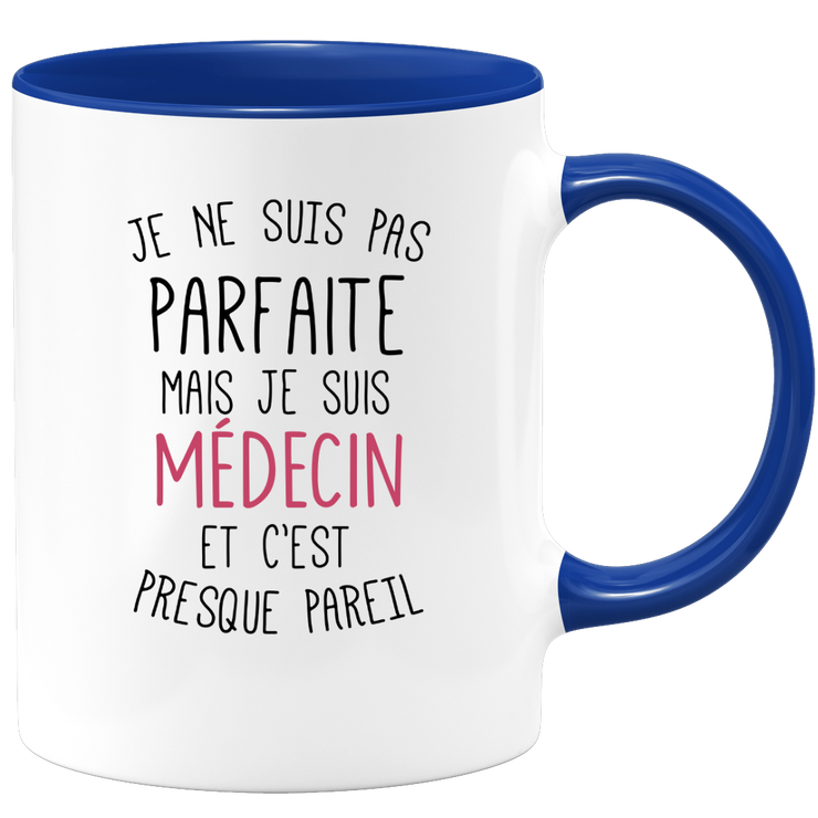 quotedazur - Mug Je Ne Suis Pas Parfaite Mais Je Suis Medecin Et C'est Presque Pareil - Cadeau Humour Métier Travail  - Idée Cadeau Medecin Pot De Départ Cheffe Mutation - Tasse Cadeau Noël Bureau