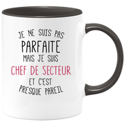 quotedazur - Mug Je Ne Suis Pas Parfaite Mais Je Suis Chef De Secteur Et C'Est Presque Pareil - Cadeau Humour Métier Travail  - Idée Cadeau Chef De Secteur Pot De Départ Cheffe  - Tasse Cadeau Noël