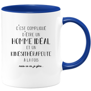 quotedazur - Mug Compliqué D'Être Un Homme Idéal Et Un Kinesitherapeute  À La Fois Mais Ca Va Je Gère - Cadeau Humour Métier Travail - Idée Cadeau Pot De Départ Chef  - Tasse Cadeau Retraite Noël