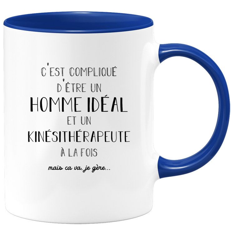 quotedazur - Mug Compliqué D'Être Un Homme Idéal Et Un Kinesitherapeute  À La Fois Mais Ca Va Je Gère - Cadeau Humour Métier Travail - Idée Cadeau Pot De Départ Chef  - Tasse Cadeau Retraite Noël