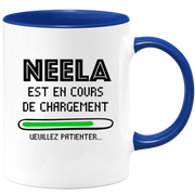 quotedazur - Mug Neela Est En Cours De Chargement Veuillez Patienter - Cadeau Neela Prénom Femme Personnalisé - Cadeau Annniversaire Noël Adolescent Collègue