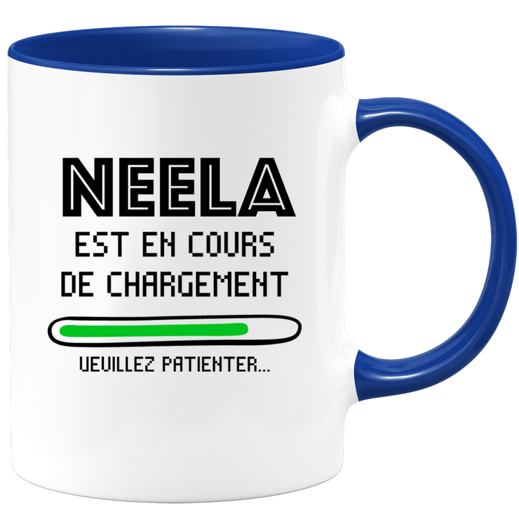 quotedazur - Mug Neela Est En Cours De Chargement Veuillez Patienter - Cadeau Neela Prénom Femme Personnalisé - Cadeau Annniversaire Noël Adolescent Collègue