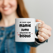 quotedazur - Mug Je Suis Une Mamie Sumo Voleuse De Bisous - Cadeau Fête Des Grand Mères Original - Idée Cadeau Pour Anniversaire Mémé Sumo - Cadeau Future Mamy Naissance