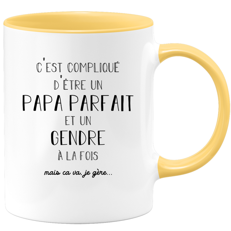 quotedazur - Mug C'est Compliqué d'Être un Papa Parfait et un Gendre mais Ça Va Je Gère - Idée Cadeau Humoristique pour Anniversaire, Fête des Pères
