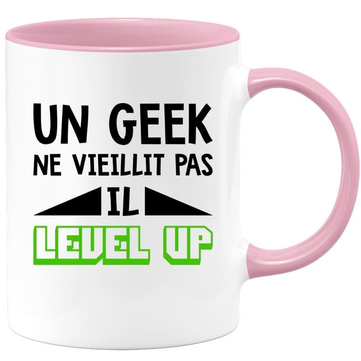 quotedazur - Mug Un Geek Ne Vieillit Pas Il Level Up - Idée Cadeau Gamer Nerd - Humour Adolescent Couple Saint Valentin - Gadget Homme - Anniversaire Frère Meilleur Ami