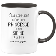 quotedazur - Mug Prénom Sirine Compliqué D'Être Une Princesse Et Une Sirine Mais Ca Va Je Gère - Cadeau Humour Prénom - Idée Cadeau  Saint Valentin - Tasse Prénom Sirine - Idéal Pour Noël