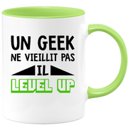 quotedazur - Mug Un Geek Ne Vieillit Pas Il Level Up - Idée Cadeau Gamer Nerd - Humour Adolescent Couple Saint Valentin - Gadget Homme - Anniversaire Frère Meilleur Ami