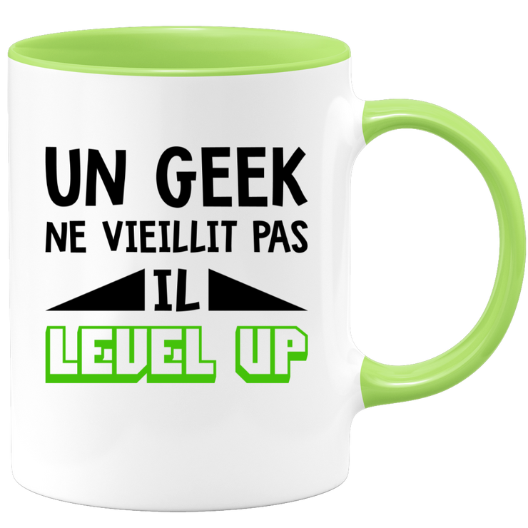 quotedazur - Mug Un Geek Ne Vieillit Pas Il Level Up - Idée Cadeau Gamer Nerd - Humour Adolescent Couple Saint Valentin - Gadget Homme - Anniversaire Frère Meilleur Ami