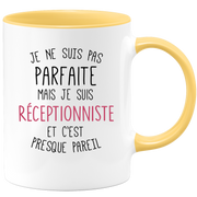 quotedazur - Mug Je Ne Suis Pas Parfaite Mais Je Suis Receptionniste Et C'Est Presque Pareil - Cadeau Humour Métier Travail  - Idée Cadeau Receptionniste Pot De Départ Cheffe  - Tasse Cadeau Noël