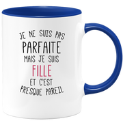 quotedazur - Mug Je Ne Suis Pas Parfaite Mais Je Suis Fille Et C'est Presque Pareil - Cadeau Humoristique pour Anniversaire ou Noël