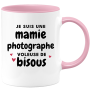 quotedazur - Mug Je Suis Une Mamie Photographe Voleuse De Bisous - Cadeau Fête Des Grand Mères Original - Idée Cadeau Pour Anniversaire Mémé Photographie - Cadeau Future Mamy Naissance