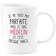 quotedazur - Mug Je Ne Suis Pas Parfaite Mais Je Suis Medecin Et C'est Presque Pareil - Cadeau Humour Métier Travail  - Idée Cadeau Medecin Pot De Départ Cheffe Mutation - Tasse Cadeau Noël Bureau
