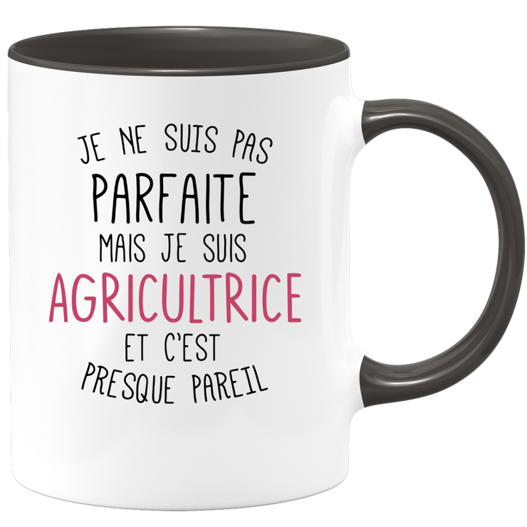 quotedazur - Mug Je Ne Suis Pas Parfaite Mais Je Suis Agricultrice Et C'Est Presque Pareil - Cadeau Humour Métier Travail  - Idée Cadeau Agricultrice Pot De Départ Cheffe  - Tasse Cadeau Noël