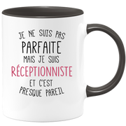 quotedazur - Mug Je Ne Suis Pas Parfaite Mais Je Suis Receptionniste Et C'Est Presque Pareil - Cadeau Humour Métier Travail  - Idée Cadeau Receptionniste Pot De Départ Cheffe  - Tasse Cadeau Noël