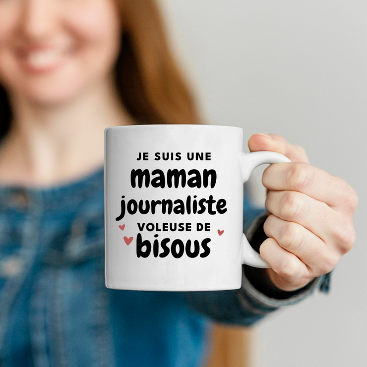 quotedazur - Mug Je Suis Une Maman Journaliste Voleuse De Bisous - Cadeau Fête Des Mères Original - Idée Cadeau Pour Anniversaire Maman - Cadeau Pour Future Maman Naissance