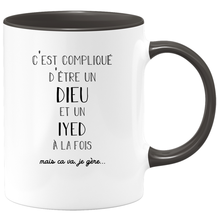 quotedazur - Mug Compliqué D'Être Un Dieu Et Un Iyed Mais Ça Va Je Gère - Cadeau Humour Prénom - Idée Cadeau Famille Saint Valentin - Tasse Prénom Iyed
