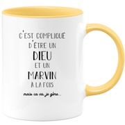 quotedazur - Mug Compliqué D'Être Un Dieu Et Un Marvin Mais Ça Va Je Gère - Cadeau Humour Prénom - Idée Cadeau Famille Saint Valentin - Tasse Prénom Marvin