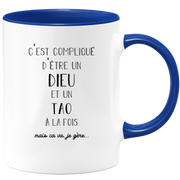 quotedazur - Mug Compliqué D'Être Un Dieu Et Un Tao Mais Ça Va Je Gère - Cadeau Humour Prénom - Idée Cadeau Famille Saint Valentin - Tasse Prénom Tao