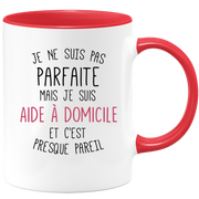 quotedazur - Mug Je Ne Suis Pas Parfaite Mais Je Suis Aide A Domicile Et C'Est Presque Pareil - Cadeau Humour Métier Travail  - Idée Cadeau Aide A Domicile Pot De Départ Cheffe  - Tasse Cadeau Noël