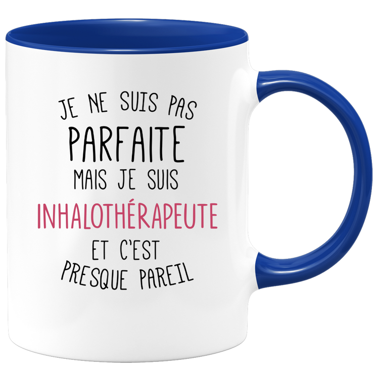 quotedazur - Mug Je Ne Suis Pas Parfaite Mais Je Suis Inhalotherapeute Et C'Est Presque Pareil - Cadeau Humour Métier Travail  - Idée Cadeau Inhalotherapeute Pot De Départ Cheffe  - Tasse Cadeau Noël