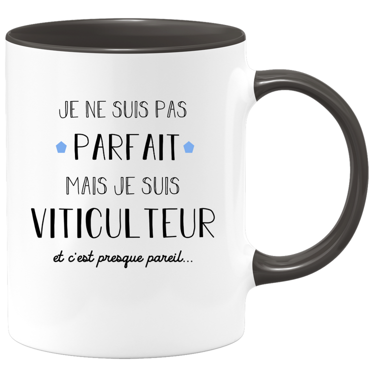 quotedazur - Mug Je Ne Suis Pas Parfait Mais Je Suis Viticulteur  - Cadeau Humour Métier Travail - Idée Cadeau Pot De Départ Chef Mutation - Tasse Cadeau Retraite Noël Au Bureau